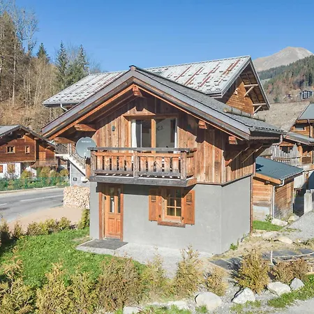 Chalet Renove Au Centre De Avec Parking, Capacite 4 Pers.